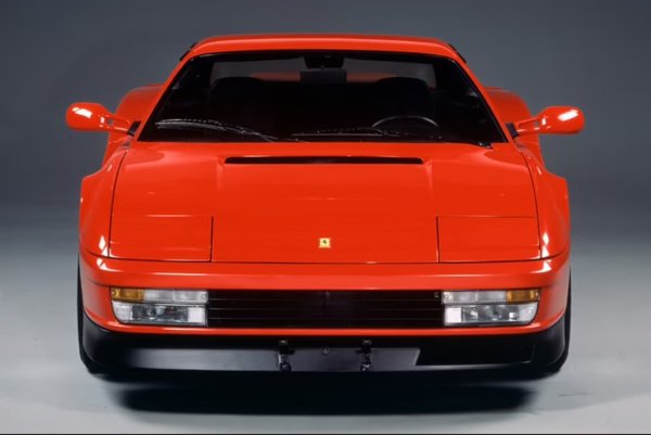 Ferrari Testarossa е може би емблема на десетилетието, след като беше представен с големи фанфари на автомобилното изложение в Париж през октомври 1984 г. Моментално изгря като любим плакат по стените на спалните на тийнейджърите.
Клиновидният суперавтомобил не приличаше на нищо друго на пътя - с дизайна на Pininfarina, който се отличаваше с изрязаните странични ивици на вратите. 

Lamborghini Countach беше негов най-голям съперник, но двата звяра се шофираха по коренно различен начин. Lambo беше непокорен - с тежко кормилно управление, че трябваше едва ли не да да си щангист, за да изпълниш триточков завой. Ferrari се оказа изненадващо удобен за потребителя; дори неговият 12-цилиндров двигател беше плавен и управляем в града.
Testarossa обаче не се превърна в колекционерска мечта за няколко милиона като други Ferrari от своето поколение - помислете за 288 GTO (който също дебютира през 1984 г.) и F40, който пристигна три години по-късно. И това се дължи на огромния обем произведени Testarossa.

Почти 10 000 бройки (включително вариантите 512TR и F512M) са направени до 1996 г. - това е почти 10 пъти повече от производствения обем на F40, което го прави лесно достъпен.
Едва добра Testarossaпрез 2024 г. е оценена на 114 575 британски лири..